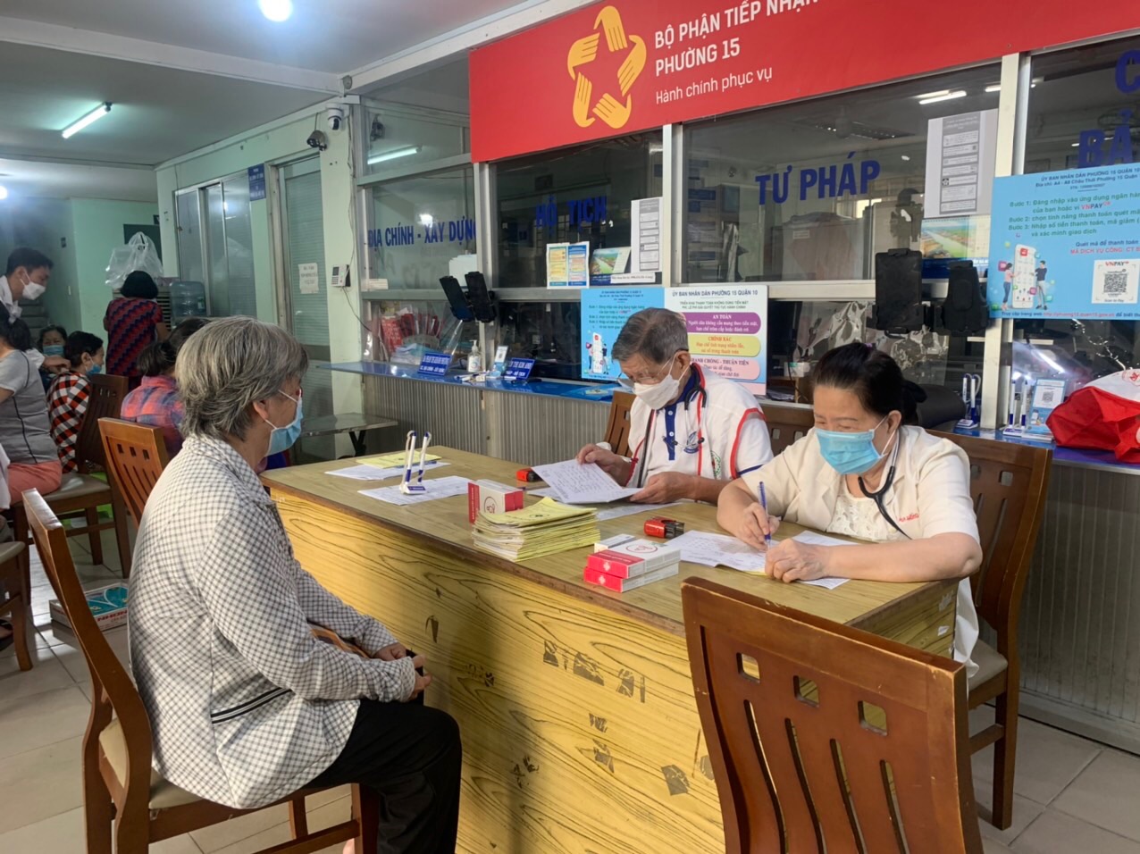 Bảo Huyết Khang chung tay cùng y bác sĩ thăm khám và cấp thuốc miễn phí cho người cao tuổi