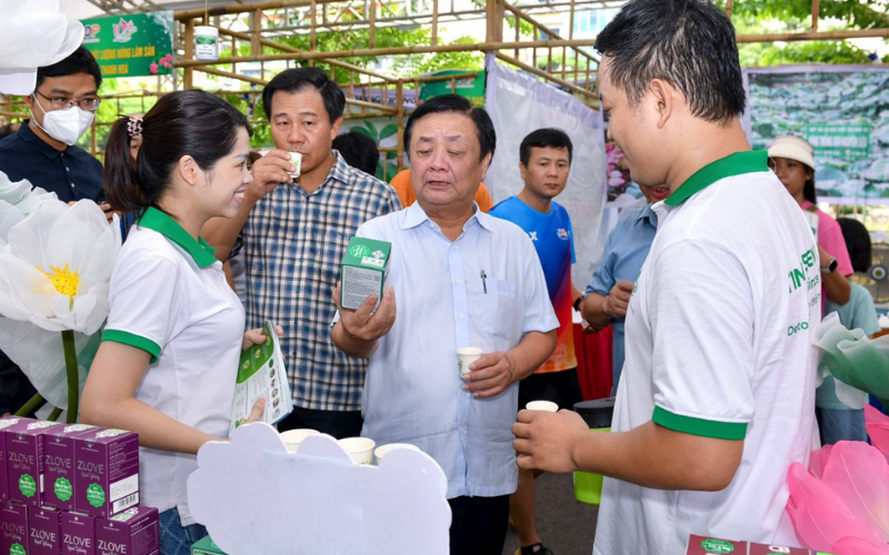 Ông Lê Minh Hoàn - Bộ Trưởng Bộ Nông Nghiệp Và Phát Triển Nông Thôn Việt Nam ghé thăm gian hàng Tinh Lá Sen OB